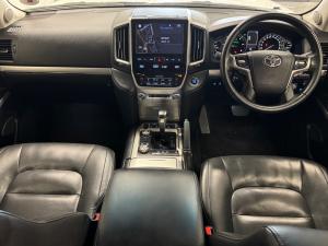 Toyota Land Cruiser 200 4.5D-4D V8 VX-R - Image 6