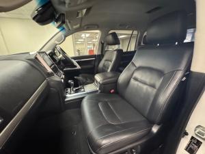 Toyota Land Cruiser 200 4.5D-4D V8 VX-R - Image 7