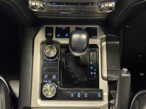 Toyota Land Cruiser 200 4.5D-4D V8 VX-R - Image 11