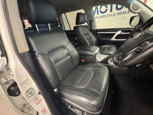 Toyota Land Cruiser 200 4.5D-4D V8 VX-R - Image 15