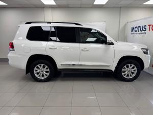 Toyota Land Cruiser 200 4.5D-4D V8 VX-R - Image 3