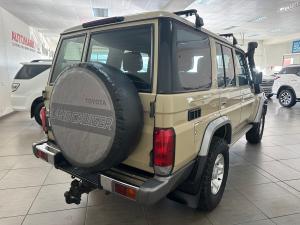 Toyota Land Cruiser 76 4.5D-4D V8 station wagon LX - Image 2