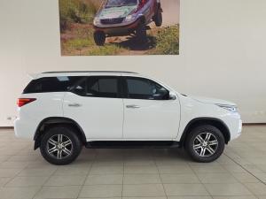 Toyota Fortuner 2.4GD-6 manual - Image 3
