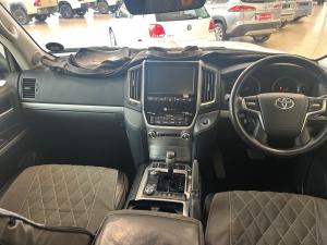 Toyota Land Cruiser 200 4.5D-4D V8 VX-R - Image 6