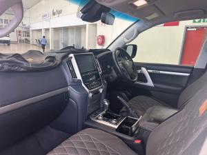 Toyota Land Cruiser 200 4.5D-4D V8 VX-R - Image 7