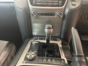 Toyota Land Cruiser 200 4.5D-4D V8 VX-R - Image 13