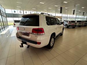 Toyota Land Cruiser 200 4.5D-4D V8 VX-R - Image 2