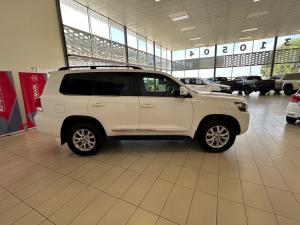 Toyota Land Cruiser 200 4.5D-4D V8 VX-R - Image 3