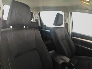 Toyota Hilux 2.4GD-6 double cab 4x4 Raider manual - Image 15