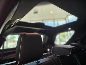 Land Rover Discovery D300 R-Dynamic HSE - Image 11