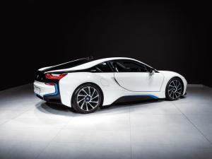 BMW i8 eDrive coupe Protonic Frozen Yellow Edition - Image 2