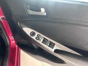 Hyundai Accent sedan 1.6 Fluid - Image 8