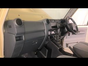 Toyota Land Cruiser 79 2.8GD-6 single cab auto - Image 7