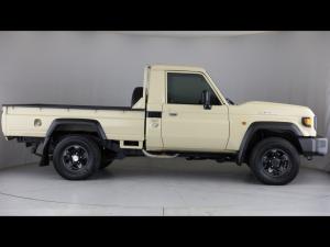 Toyota Land Cruiser 79 2.8GD-6 single cab auto - Image 3