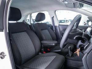 Volkswagen Polo Vivo hatch 1.4 Life - Image 9