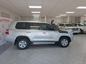 Toyota Land Cruiser 200 4.5D-4D V8 GX - Image 3