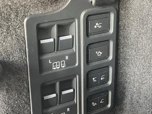 Land Rover Discovery D300 R-Dynamic HSE - Image 12