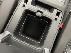 Land Rover Discovery D300 R-Dynamic HSE - Image 13