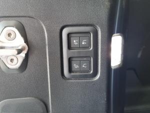 Land Rover Defender 110 D250 SE - Image 7