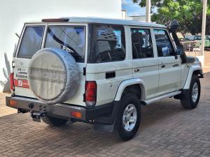 Toyota Land Cruiser 76 4.5D-4D V8 station wagon LX - Image 2
