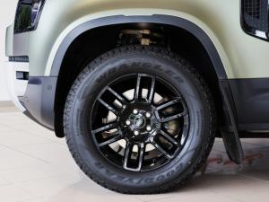 Land Rover Defender 110 D250 SE - Image 12