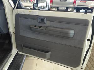 Toyota Land Cruiser 79 4.5D-4D V8 single cab LX 70th Anniversary - Image 12