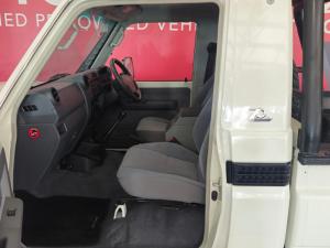 Toyota Land Cruiser 79 4.5D-4D V8 single cab LX 70th Anniversary - Image 13