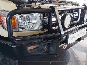Toyota Land Cruiser 79 4.5D-4D V8 double cab LX - Image 9