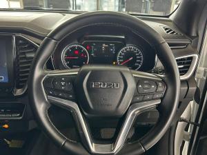 Isuzu D-Max 3.0TD double cab V-Cross - Image 13