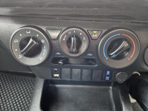 Toyota Hilux 2.4GD-6 double cab Raider manual - Image 12