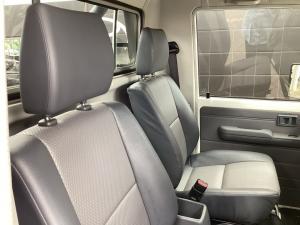 Toyota Land Cruiser 79 4.2D single cab - Image 13