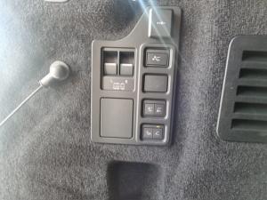 Land Rover Defender 110 D250 X-Dynamic SE - Image 23