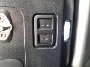 Land Rover Defender 110 D250 X-Dynamic SE - Image 30