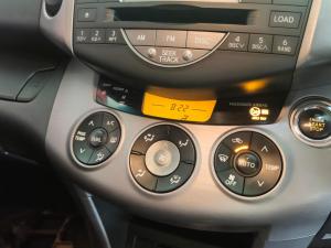 Toyota RAV4 2.0 VX - Image 13