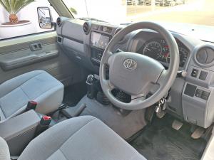 Toyota Land Cruiser 79 4.5D-4D LX V8 single cab - Image 6