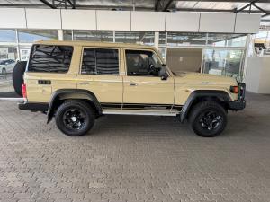 Toyota Land Cruiser 76 2.8GD-6 station wagon VX - Image 3