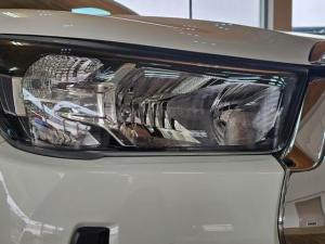 Toyota Hilux 2.4GD-6 double cab 4x4 Raider manual - Image 3