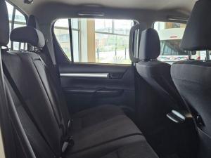 Toyota Hilux 2.4GD-6 double cab 4x4 Raider manual - Image 9