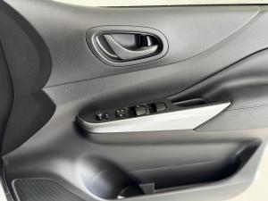 Nissan Navara 2.5DDTI LE/LE Plus automatic D/C - Image 11