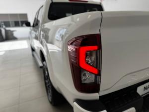 Nissan Navara 2.5DDTI LE/LE Plus automatic D/C - Image 13