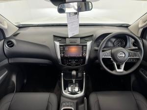 Nissan Navara 2.5DDTI LE/LE Plus automatic D/C - Image 6