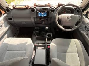 Toyota Land Cruiser 76 4.5D-4D V8 station wagon LX - Image 6