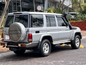Toyota Land Cruiser 76 4.5D-4D V8 station wagon LX - Image 2