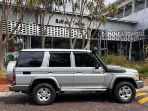 Toyota Land Cruiser 76 4.5D-4D V8 station wagon LX - Image 3