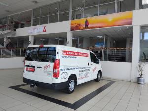 Toyota Quantum 2.8 LWB panel van manual - Image 2