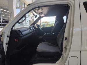 Toyota Hiace 2.5D-4D bus 14-seater GL - Image 7