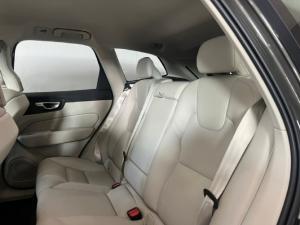 Volvo XC60 B5 AWD Essential - Image 7