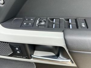 Land Rover Defender 110 D300 X-Dynamic HSE - Image 11