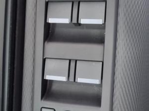 Land Rover Discovery D300 R-Dynamic HSE - Image 15