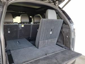 Land Rover Discovery D300 R-Dynamic HSE - Image 17